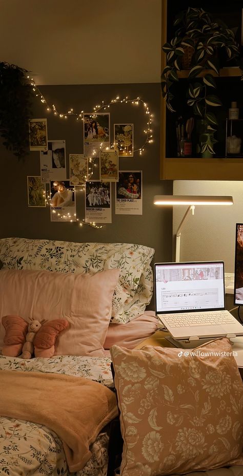 Uni Dorm, Vintage Bedroom Styles, Dream Dorm Room, Bedroom Ideas For Small Rooms Diy, Dorm Stuff, Aesthetic Interior Design, College Dorm Desk, Dorm Inspo, Uni Room