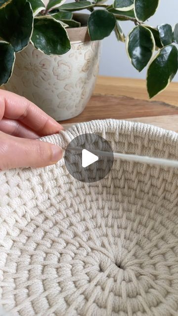 Coil Basket Weaving, Macrame Basket Diy, Basket Making Diy, Basket Macrame, Macrame Basket, Macrame Tutorials, Coiled Rope, Rope Baskets, Coiled Baskets