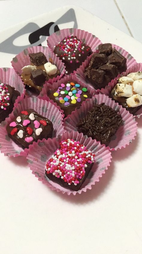 Brownies decorados Brownie Selling Ideas, Brownie Valentine Ideas, Valentines Brownies, Magic Brownies, Brownies Decorados, Brownie Pops, Mini Brownies, Valentine Desserts, Valentines Day Desserts