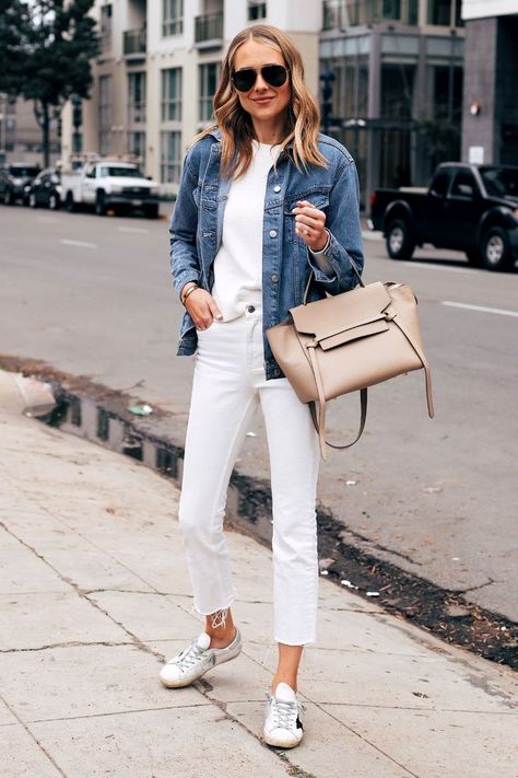 girl standing on a sidewalk in front of a road Witte Jeans Outfit, White Jeans Outfit Summer, White Jeans Fall, How To Wear White Jeans, White Jeans Winter, Jaket Denim, Womens White Jeans, Beige Jeans, Look Jean