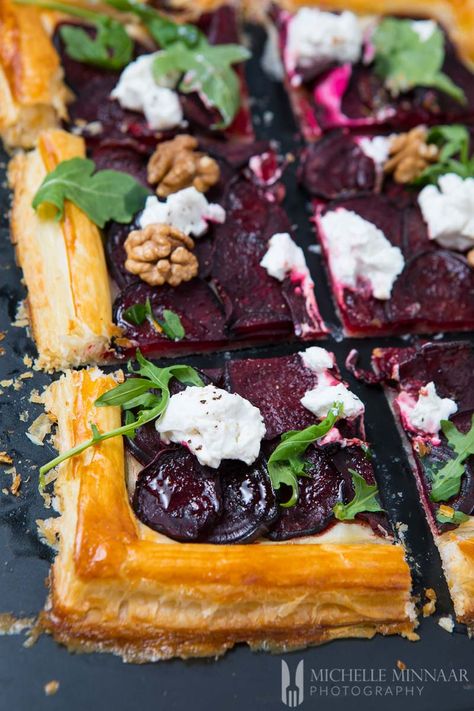 Goat’s Cheese and Beetroot Tart Beetroot Recipes, Goats Cheese, Seasonal Produce, Diet Vegetarian, Light Dinner, Idee Pasto Sano, Tart Recipes, Veggie Dishes, Goat Cheese