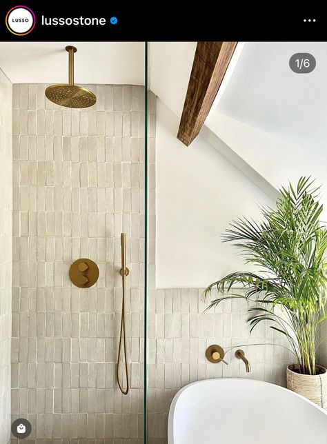 Bad Beige, Bathroom Tile Design Ideas, Organic Bathroom, Tile Design Ideas, Spa Inspired Bathroom, Gold Taps, New House Bathroom, Zen Bathroom, Loft Bathroom