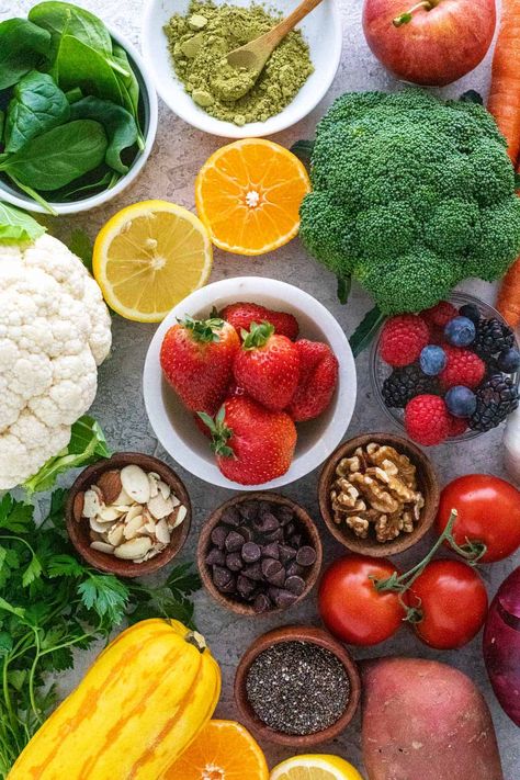 Antioxidants are compounds found primarily in plants that protect us from damaging free radicals and oxidative stress. #antioxidants #healthyliving #nutrition Paleo Pie Recipes, Antioxidant Food, Low Carb Granola, Teriyaki Pork, Paleo Granola, Anti Oxidant Foods, Granola Recipes, Better Health, Free Radicals