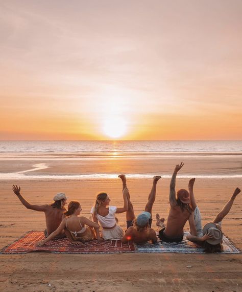 Vanlife with Celeste & Callum – Salty Aura Friendship Photo, Book Mood, Calloway Sisters, Addicted Series, Beach Friends, Beach Shoot, Book Aesthetics, Beach Lifestyle, Beach Photoshoot