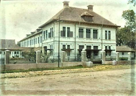 Panti asuhan untuk anak-anak Sint Vincentius à Paulo dari Suster Ursuline di Batavia, sekitar tahun 1915 Leiden, Hindia Belanda, Arsitektur Kolonial, Panti Asuhan, Dutch East Indies, Dutch Colonial, East Indies, Facade Design, House Styles