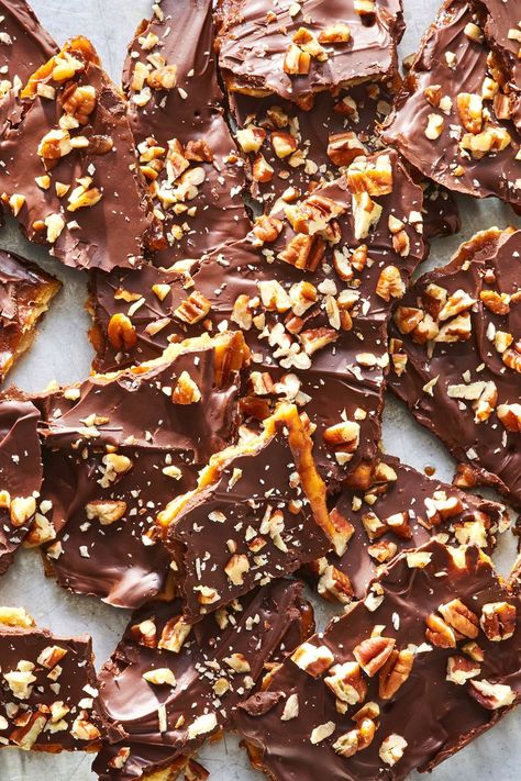 Saltine Cracker Toffee Saltine Cracker Toffee, Saltine Cracker, Saltine Toffee, Bake Christmas, Favorite Holiday Desserts, Cracker Candy, Cracker Toffee, Toffee Cookies, Saltine Crackers