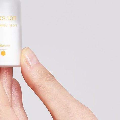 Skin Cupid | K-Beauty Shop on Instagram: "We found the most genius hack to incorporate Vitamin C into your skincare routine safely. 🍊 This unique Mixsoon Vitamin C Powder is perfect for beginners and experts alike! Not only does it allow you to control the dosage, but the powder form of Ascorbic Acid helps to keep it stable and not oxidise as quickly. Pure Vitamin C is loved for its ability to brighten the skin, fade pigmentation, and fight signs of ageing. To get all of these amazing benefits, simply mix the powder into your favourite toner, essence or serum, and let it do its magic. ✨ 💓 Available at: www.skincupid.co.uk 🤍 MIXSOON Vitamin C Powder Elevate your skincare routine with MIXSOON Vitamin C Powder, a potent and pure form of vitamin C in powder format for optimal efficacy. This Skin Cupid, Vitamin C Powder, Skin Fade, Pure Form, Ascorbic Acid, K Beauty, Beauty Shop, Skincare Routine, Aging Signs