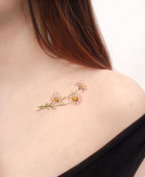 Small Daisy Tattoo, Daisy Tattoo Designs, Wörter Tattoos, Tiny Flower Tattoos, Daisy Flower Tattoos, Daisy Tattoo, Sunflower Tattoos, Subtle Tattoos, Tattoos For Daughters