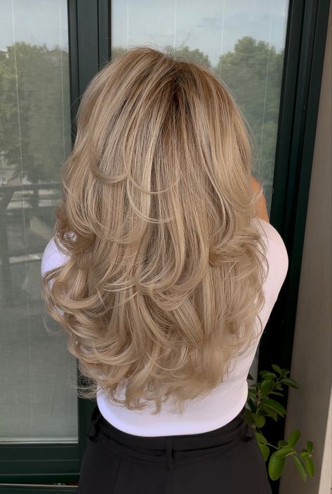 a picture of a blonde girl with baby highlights, blowout look and layered haircut 99s Layered Hair, Medium Blonde Length Haircut, Blowout Layers Hair, 90s Layered Blonde Blowout Hair, Back To Blonde Hair, Haircut Inspo Blonde, Beautiful Layered Hair, Haircut Inspo Women, 90s Blonde Balayage