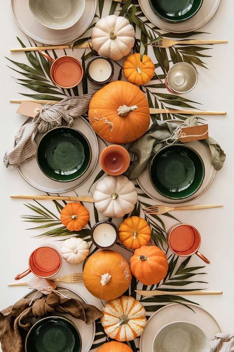 Thanksgiving Table Photography, Autumn Centerpieces For Table Wedding, Mid Century Thanksgiving Table, Tropical Thanksgiving Table, Minimal Thanksgiving Table Decor, Colorful Thanksgiving Table, Boho Thanksgiving Table, Elegant Thanksgiving Table Setting Ideas, Woodland Thanksgiving