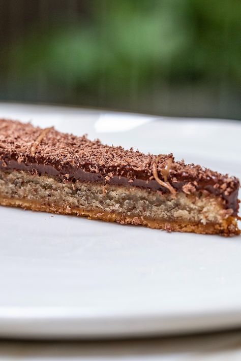 Hazelnut Slice Recipe, Chocolate Shell Recipe, Hazelnut Dessert Recipes, Hazelnut Recipes Desserts, Granola Tart, Praline Tart, Hazelnut Frangipane, Hazelnut Dessert, Hazelnut Tart