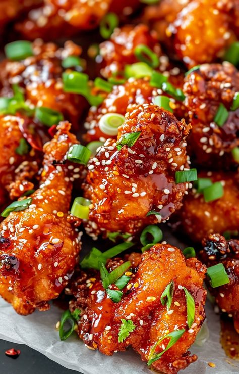 Experience the perfect blend of sweet and spicy with this Korean Fried Chicken recipe. A delicious twist on a classic, ideal for an adventurous home cook looking for a taste of Korea. Essen, Korean Lunch Food, Chicken Breast Recipes Spicy, Spicy Dishes Recipes, Meaty Dinner Ideas, Korean Food Dinner, Spicy Sweet Chicken, Korean Chicken Recipe, Spicy Food Recipes