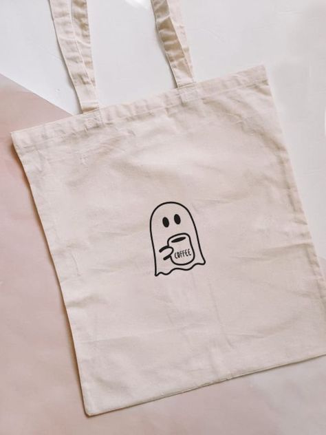 Ghost Coffee Tote Bag / Cotton Canvas Tote Bag/ Embroidered Aesthetic Tote Bag/ Halloween Gift Bag / Season Bag/halloween Party Ghost - Etsy Cute Canvas Tote Bags, Tote Bag Painting Ideas Halloween, Fall Tote Bags Diy, Tote Bag Designs Aesthetic, Fall Tote Bag Painting Ideas, Toat Bag Painting, Tote Bag Ideas Aesthetic, Halloween Tote Bags Diy, Halloween Bag Ideas