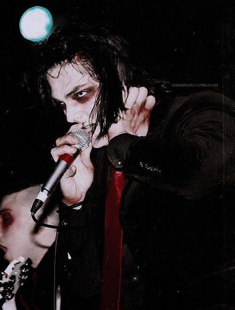 Gerard way vampire Gerard And Frank, Emo Stuff, I Love Mcr, Sweet Revenge, Evanescence, Frank Iero, Gerard Way, Emo Bands, Emo Scene