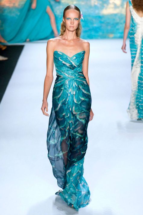 Monique Lhuillier Spring 2013 RTW Collection - Fashion on TheCut Sea Inspired Fashion, Sea Fashion, Sea Dress, Ocean Fashion, Monique Lhuillier, Themed Outfits, Mermaid Fashion, Modern Dress, Ocean Inspiration