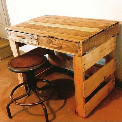 Diy Desk Ideas, Western Decor Diy, Woodworking Plans Shelves, Crate Desk, Pallet Desk, Home Office Makeover, Pallet Furniture Designs, Western Bedroom Decor, Western Rooms