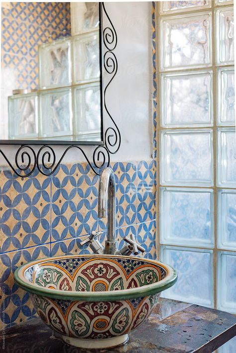 Marocco Kitchen Moroccan Style, Bathroom Ideas Moroccan Style, Algerian Bathroom, Morrocon Boho Bathroom, Moroccan Sink Bathroom, Medeteranian Bathroom, Bathroom Moroccan Tiles, Paint Colors Small Bathroom, Marocco Bathroom