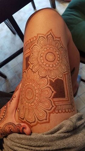 Thigh Mehndi, Knee Henna Tattoo, Mehendi On Thigh, Thigh Mehndi Design, Leg Henna Thigh, South Indian Tattoo, Leg Tattoo Design, Knee Henna, Henna Leg