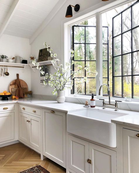 Dreamy Kitchens, Interior Simple, Casa Vintage, Farmhouse Kitchen Design, Farmhouse Interior, Hus Inspiration, Modern Farmhouse Kitchens, Home Remodel, White Cabinets