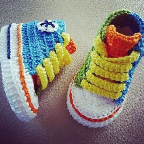 Hi top multi colored baby booties. Converse En Crochet, Crochet Converse, Baby Converse, Confection Au Crochet, Baby Booties Pattern, Crochet Gratis, Booties Crochet, Crochet Socks, Haken Baby