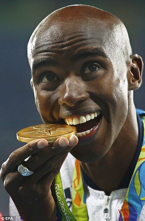 Farah takes a bite out of his medal out on the track Badminton Photos, Mo Farah, Track And Field Athlete, Ms Dhoni Photos, World Athletics, Sports Personality, Team Gb, Rio Olympics 2016, Sports Celebrities