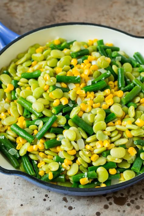 This succotash recipe is a combination of bacon, corn, tomatoes and lima beans, all cooked together to make a colorful and delicious side dish. Sucatash Recipe, Lima Beans And Corn, Green Lima Beans, Corn Succotash Recipe, Lima Beans Recipe, Lima Bean Recipes, Carrot Recipes Side Dishes, Succotash Recipe, Corn Succotash