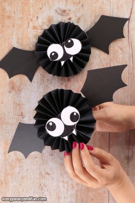 Paper Rosette Bat Craft - Easy Peasy and Fun Quick Halloween Crafts, Bat Craft, Halloween Paper Crafts, Halloween Fest, Paper Rosettes, Fun Halloween Crafts, Halloween Arts And Crafts, Easy Halloween Crafts, Halloween Crafts Decorations