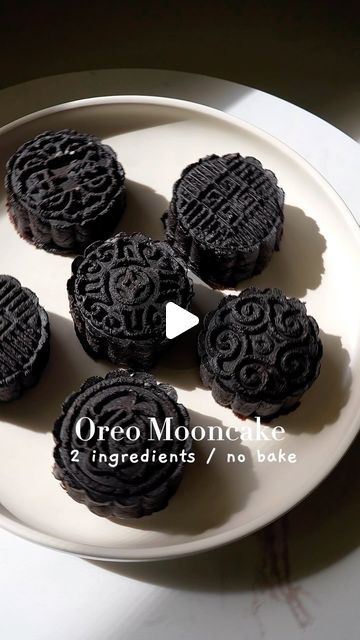 ᴋᴀʏ • ᴇᴀꜱʏ ʀᴇᴄɪᴘᴇꜱ 🥢 on Instagram: "Oreo Mooncake 🥮 2 ingredients No Bake 中秋节 Mid-Autumn Festival is exactly one week from today, meaning it’s not too late to make this super easy mooncake. This is not a traditional recipe, but something fun and easy for the lazy peeps out there. This tastes very much like cookie and cream cake pops. I’m using the Mooncake Pastry Grinder & Korean Oreos I found on  @sayweee_official  because it is a lot less sweet. 😋 Ingredients: (serving: 15 mooncakes) - 540g Oreo Mooncake Recipe, Sweet Mooncake Recipe, Moon Pies Recipe Easy, Oreo Mooncake, Easy Mooncake, Cookie And Cream Cake, Korean Sweets, Mooncake Recipe, Easy No Bake Cookies