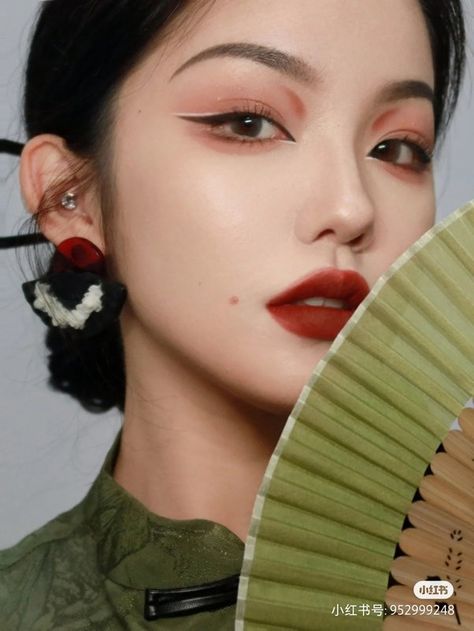 What's the difference between the facial features of Chinese, Japanese, and Korean people? - Quora Makeup Chinese, Geisha Makeup, My Classmates, New Year's Makeup, Chinese Makeup, Eye Makeup Styles, Japanese Makeup, Makeup Mistakes, Red Makeup