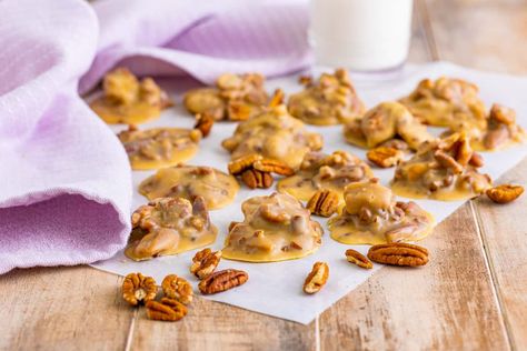 Fat Tuesday Food, Mardi Gras Desserts, Southern Praline, Praline Recipe, American Desserts, Pecan Pralines, Food Favorites, Homemade Candies, Birthday Treats