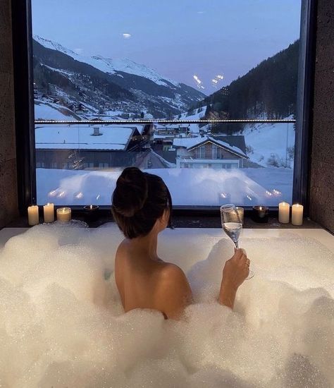 Bath Tub Romantic Couples, Bubble Bath Photography, Romantic Bathtub, Bubble Bath Aesthetic, Bathtub Photography, Bath Aesthetic, Pool Poses, Bath Photography, Waterfall Pictures