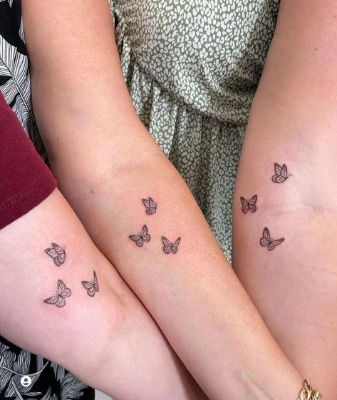 Mum And Daughter Tattoo, Mom Daughter Tattoos, Matching Friend Tattoos, Best Couple Tattoos, Tiny Tattoos For Women, Tato Minimal, Small Matching Tattoos, Matching Sister Tattoos, Couples Tattoo Designs