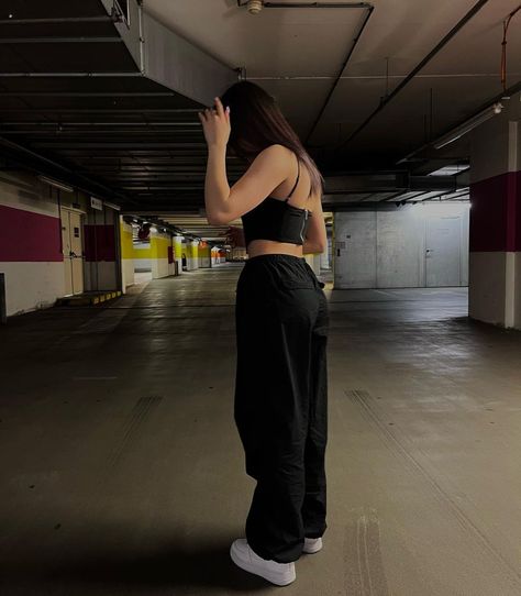 Pic Pose Ideas, Underground Parking Lot, Rooftop Photoshoot, Pic Aesthetic, Ootd Poses, Underground Parking, Pretty Brunette, Looks Country, Desi Fashion Casual