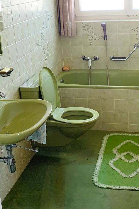 Green Bathroom Suite Retro, Avocado Bathroom Makeover, Bathroom 80s Style, 70s Interior Design Bathroom, Old Bathroom Decor Ideas, Avocado Bathroom Suite Makeover, Olive Green Tile Bathroom, 70s Green Bathroom, Green Tiled Bathrooms