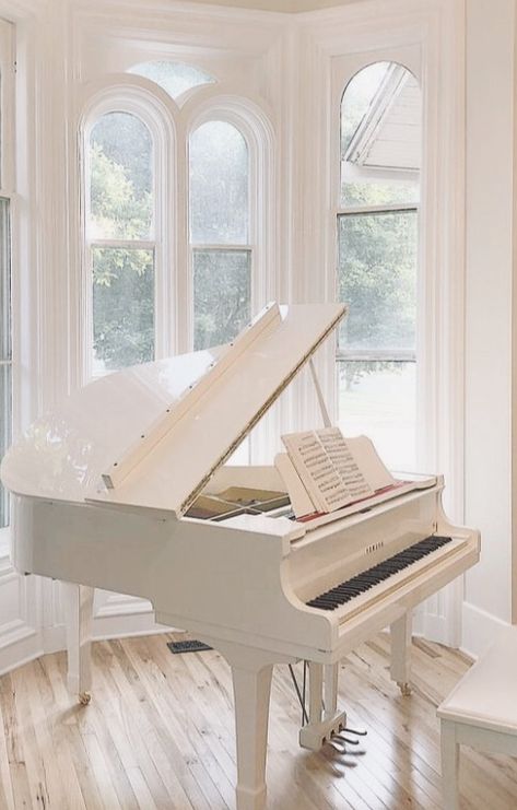 Grand Piano Living Room, Grand Piano Room, Piano Room Decor, Piano Living Rooms, Piano Decor, White Piano, Baby Grand Pianos, Piano Room, Grand Piano