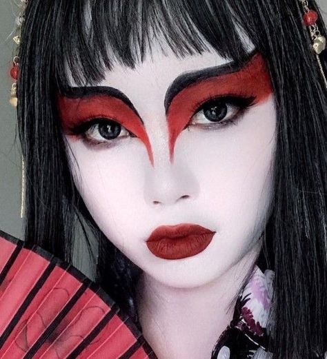 Ancient Japanese Makeup, Japanese Halloween Makeup, Asian Halloween Makeup, Geisha Makeup Traditional, Geisha Makeup Halloween, Japanese Halloween Costume, Ninja Makeup, Guru Makeup, Vampire Beauty