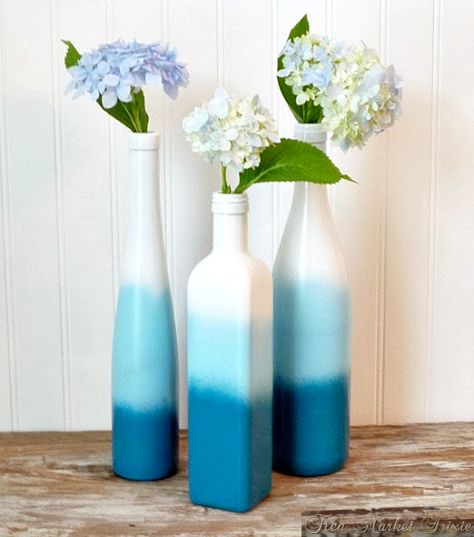 DIY - spray paint wine or other bottles white (let dry), then light blue (let dry), then darker blue White Bottle Painting, Vase Painting Ideas, Spray Painted Bottles, Bottle Decoration Ideas, Blue Chairs, Diy Spray Paint, Decorating Crafts, Painted Bottles, Glass Bottle Diy