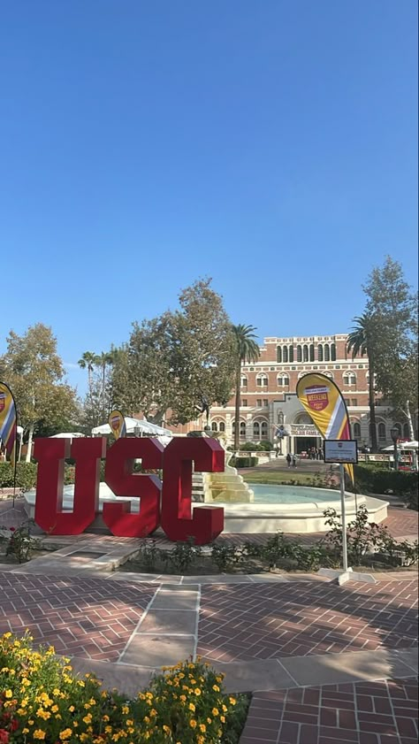 Usc Aesthetic, Usc Film School, Usc College, Campus Aesthetic, University Inspiration, Life In Usa, College Goals, Dream University, University Aesthetic