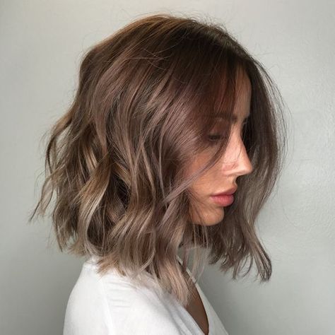 Short Hair Cuts For Round Faces, Nail Makeup, Brunette Bob, Perfect Ten, Brunette Balayage, Makeup Salon, Short Wavy Hair, Air Brush, Makeup Studio