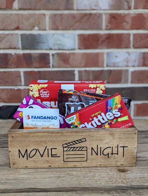 Bd Gift, Movie Night Box, Adding Game, Movie Night Basket, Christmas Booth, Halloween Gift Baskets, Backyard Movie Nights, Backyard Movie, Movie Night Party