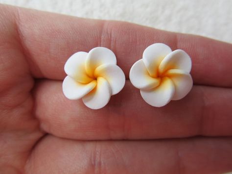 Color Clay Ideas, Cute Clay Flowers, Clay Jwellery Idea, Polymer Earrings Ideas, Polymer Clay Crafts Ideas, White Plumeria, Flower Polymer Clay, Flower Clay, Diy Earrings Easy