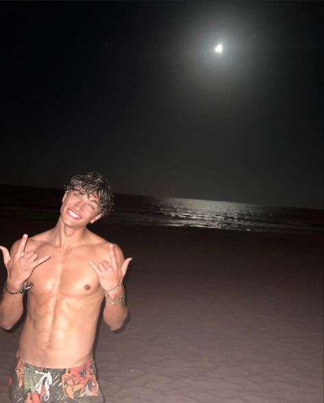 the summer i turned pretty Cousins Beach, Belly Conklin, Gavin Casalegno, Surfer Guys, Jeremiah Fisher, Surfer Boys, Surfer Boy, Cute Guy Pics, Hottest Male Celebrities