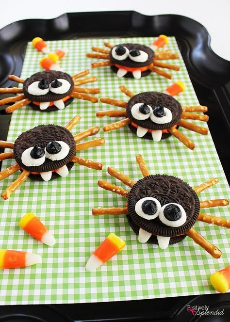 Adorable Oreo cookie spiders are a perfect Halloween food craft to make with kids! #hugthemess MichaelsMakers Positively Splendid Snack Halloween, Buffet Halloween, Menu Halloween, Halloween Food Crafts, Halloween Oreos, Dessert Halloween, Postres Halloween, Kids Halloween Food, Dekorasi Halloween