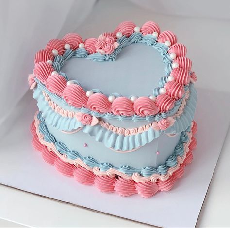 Small birthday cake with blue icing and pink piping Bolo Vintage, Blue Birthday Cakes, Vintage Birthday Cakes, Pastel Cakes, Pink Birthday Cakes, Cupcakes Decorados, Heart Shaped Cakes, Creative Birthday Cakes, Fake Cake