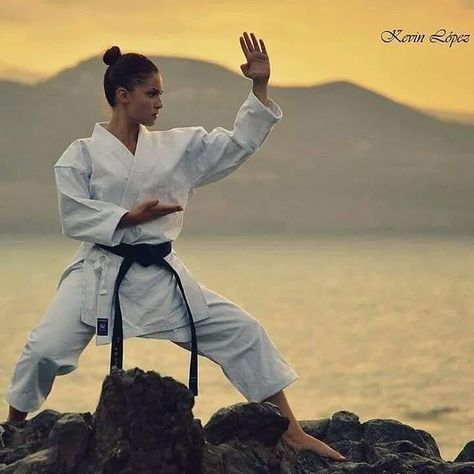 Karate Photos, Karate Picture, Martial Arts Photography, Martial Arts Sparring, Kyokushin Karate, Shotokan Karate, Female Martial Artists, Karate Martial Arts, Martial Arts Girl