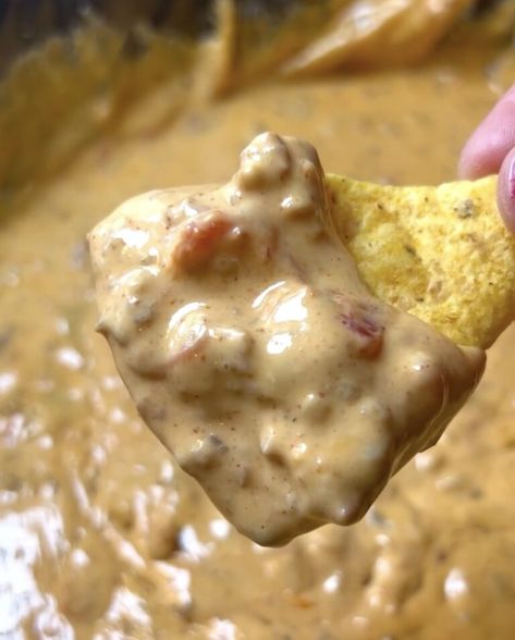 Chorizo Cheese Dip, Cheese Dip Recipes Crockpot, Mexican Cheese Dip Recipes, Chorizo Queso Dip, Best Queso Recipe, Sausage Queso Dip, Cheese Dip Recipes Easy, Queso Dip Crockpot, Chorizo Queso