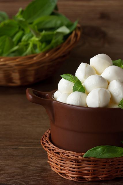 Bocconcini di mozzarella e basilico.( Il piacere di gustare una buona mozzarella ). Italian Mozzarella, Cheese Photo, Cheese Mozzarella, Homemade Cheese, Fabulous Foods, Mozzarella Cheese, Beautiful Food, Cheese Recipes, Food Styling