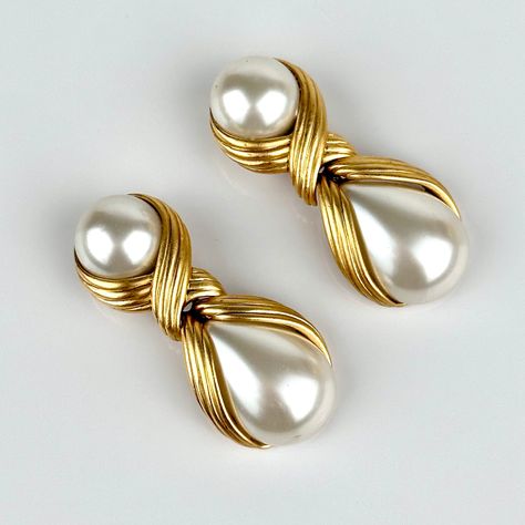 Vintage 90s Oscar De La Renta Glass Pearl Cabochon Pear Cut Dangle Drop Ribbed Brushed Gold Earrings SIGNED. Gorgeous Vintage 90s Oscar De La Renta Glass Pearl Drop Clip On Earrings. An Exquisite Design By Oscar De La Renta. These Stunning Earrings Feature Exception Brushed Gold Plated Ribbed Detail Encasing Glass Pearls; Reminiscent Of A Flower Encased In Petals. A Round Glass Pearl Cabochon Sits At The Ear While The Other Is A Larger Pear Cut Glass Pearl That Dangles. Each Pearl Is Encased In The Ribbed Design Which Overlaps Or Criss Crosses In The Center Creating A Beautiful Design. Made Of Gold Plate With Classic Clip On Style Earring. A Uniquely Intricate And Striking Earring Made To Perfection By Oscar De La  Renta. A Modern Design That Is Both Romantic And Bold. A Marvelous Earring. 90s Fashion Accessories, Pearl And Gold Earrings, Vintage Earrings Gold, Unique Pearl Jewelry, Silver Braided Ring, Plate Earrings, Pearl Earrings Designs, Neck Pieces Jewelry, Vintage Gold Earrings