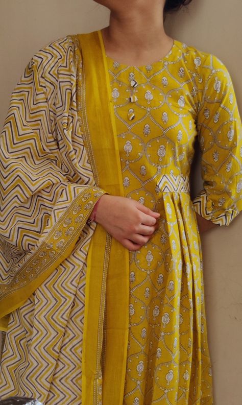 Side Pleats Kurta, Side Plates Kurti Design, Collar Kurti Design Cotton, Side Pleated Kurti Designs, Pleated Kurti Designs, Angrakha Design, Blouse Pattern Indian, A Line Kurti Designs, Pleated Kurti