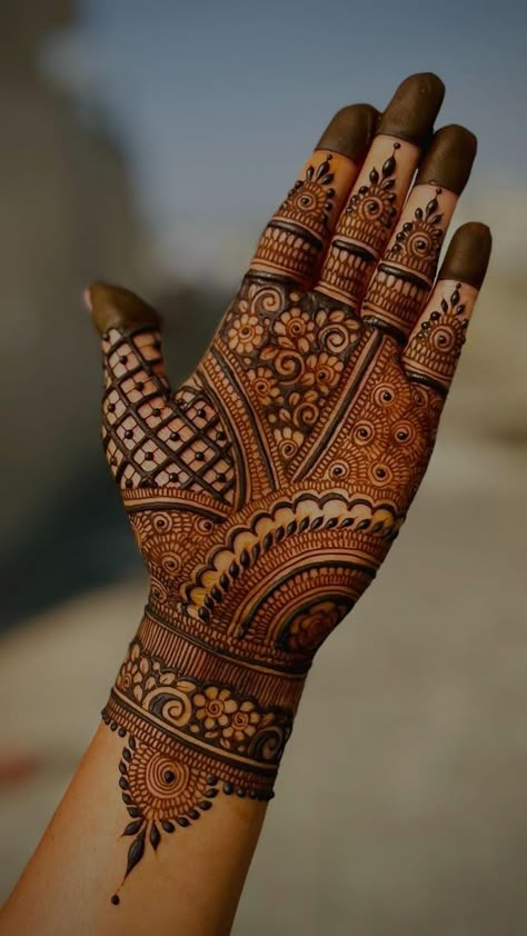 Henna Crown, Crown Tattoos For Women, Elegant Henna, Crown Tattoos, Traditional Mehndi Designs, Rajasthani Mehndi Designs, Front Mehndi Design, Palm Mehndi Design, Simple Mehendi Designs